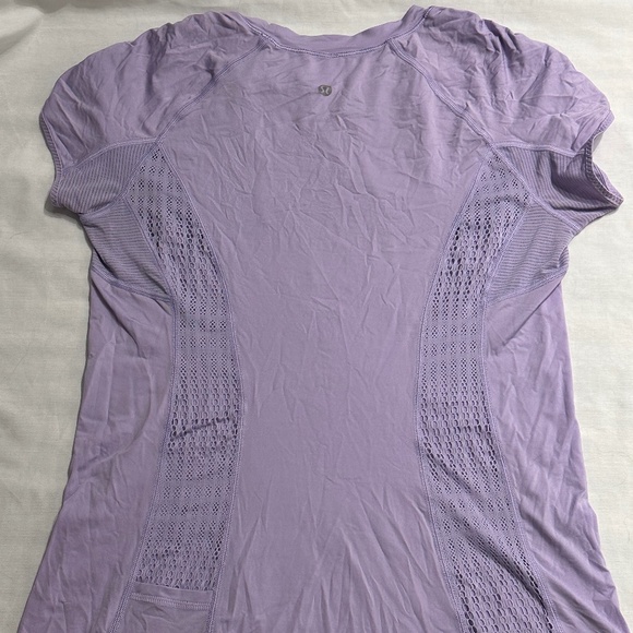 Lululemon short-sleeve shirt with back mesh panels - Picture 2 of 2